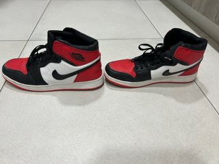 Zapatillas Jordan Air Negras y Rojas