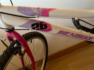 Bicicleta de marchas blanca y rosa. 26 ‘. Decatlón