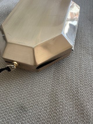 Bolso de mano octogonal dorado