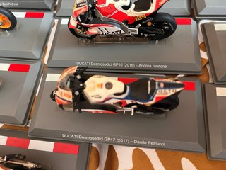 17 Maquetas Motos Carreras 1:18