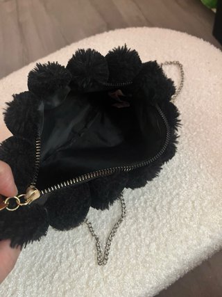Bolso negro peludo con cadena