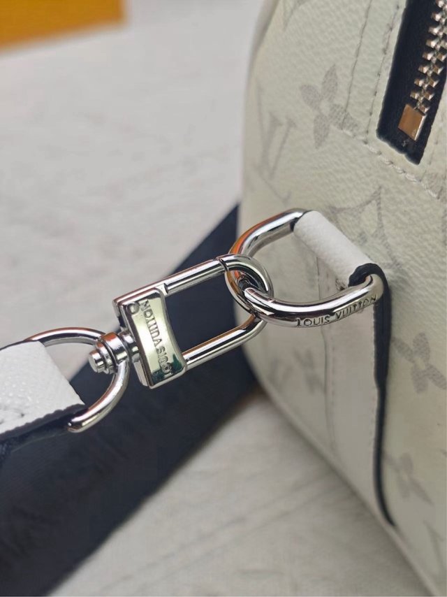 Bolso estilo Louis Vuitton blanco monograma hombre