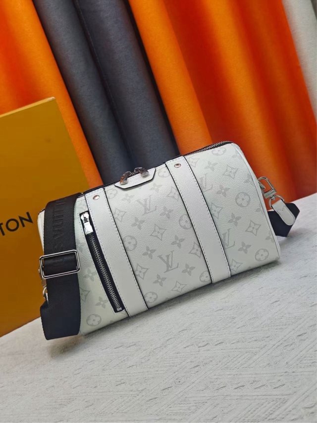 Bolso estilo Louis Vuitton blanco monograma hombre