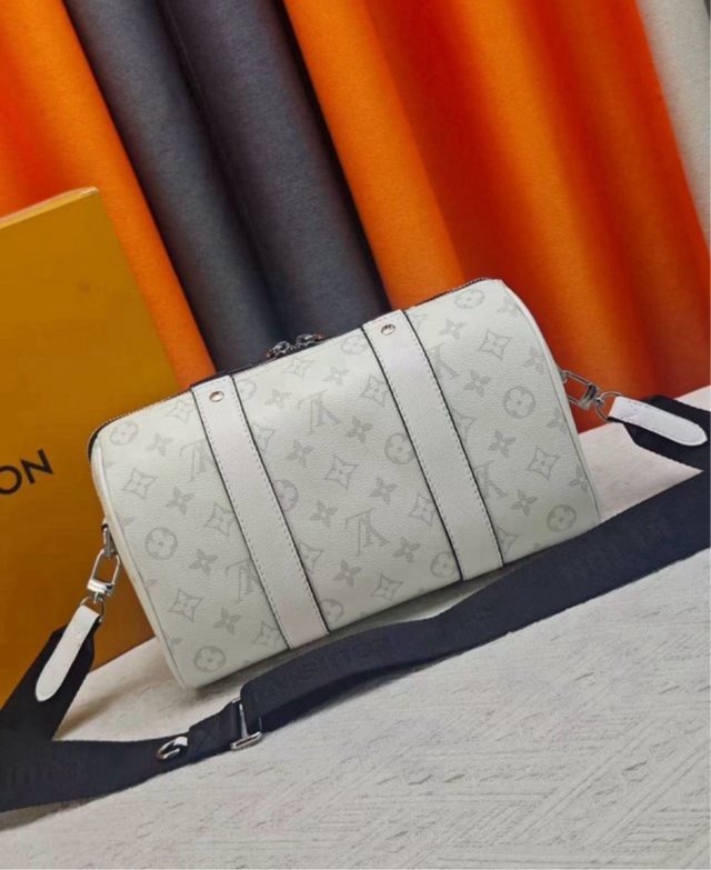 Bolso estilo Louis Vuitton blanco monograma hombre