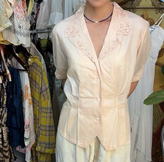 Camisa rosa albaricoque con cuello bordado