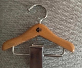 Perchas de madera y metal PR