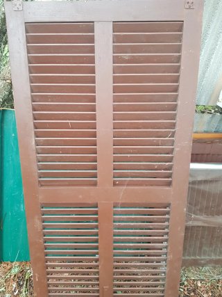 Ventana de madera con lamas