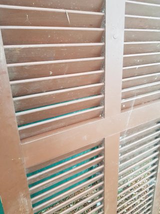 Ventana de madera con lamas
