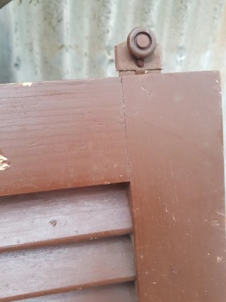 Ventana de madera con lamas
