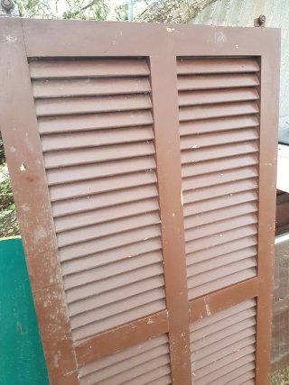 Ventana de madera con lamas