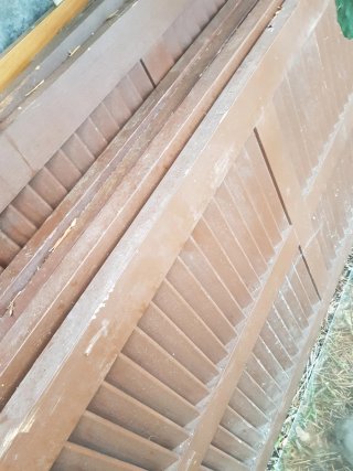Ventana de madera con lamas