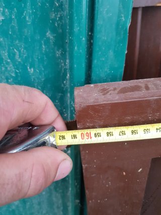 Ventana de madera con lamas
