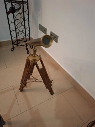 Catalejo de latón con trípode de madera