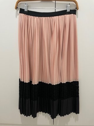 Falda Zara plisada rosa empolvado y negra