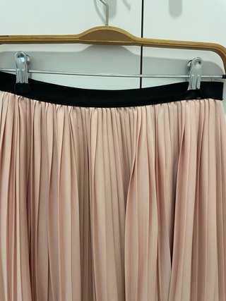 Falda Zara plisada rosa empolvado y negra