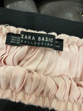 Falda Zara plisada rosa empolvado y negra