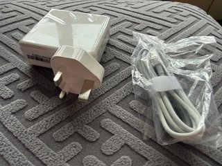 Cargador USB Blanco con Cable