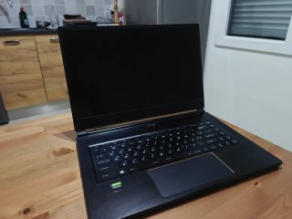 Portátil MSI GS65 STEALTH 9SG en color negro.