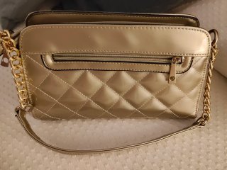Bolso dorado estilo Valentino