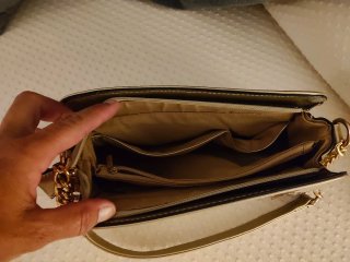 Bolso dorado estilo Valentino