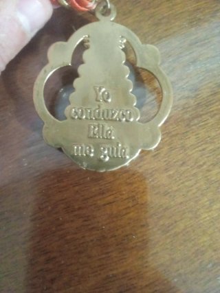 Medalla Virgen del Rocío dorada y roja