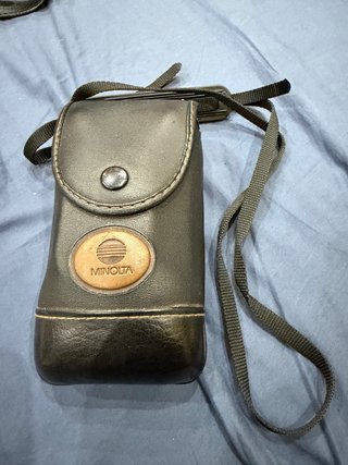 Cámara analógica Minolta AF-DL con funda