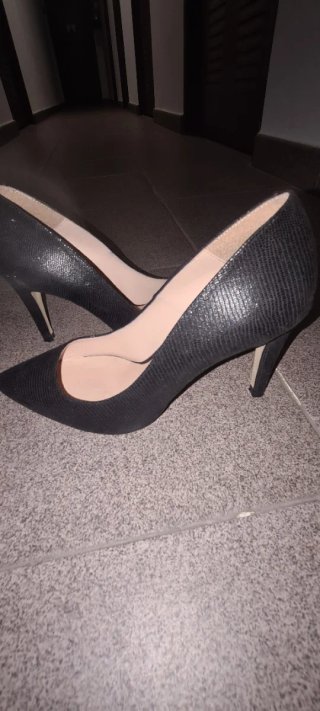 Zapato de salón negro tacón fino