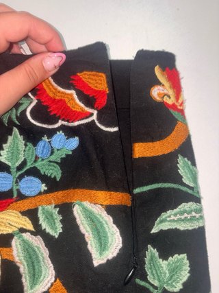 Falda bordada floral negra