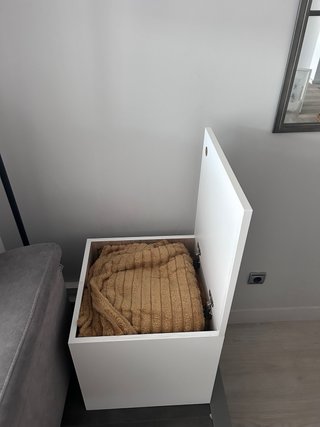 Mesa auxiliar blanca con almacenaje