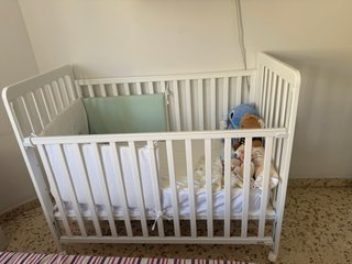 Cuna de bebé blanca