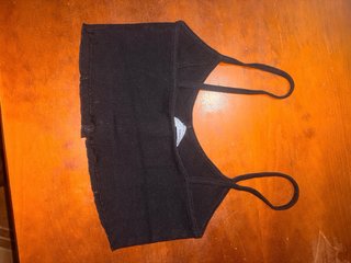 Top negro de tirantes con botones