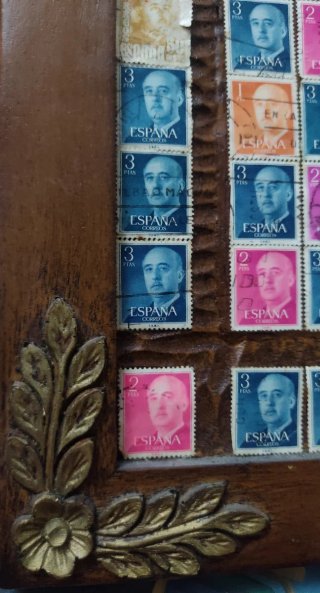 Cuadro sellos Francisco Franco en madera labrada.