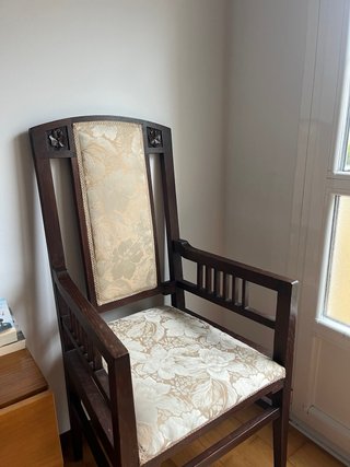 Silla de madera y tela decorativa
