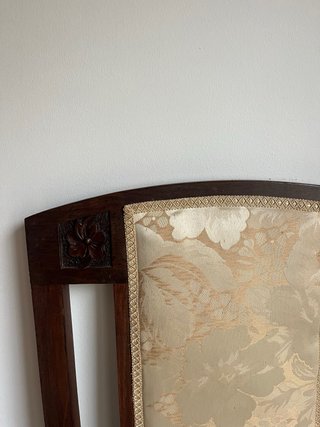 Silla de madera y tela decorativa