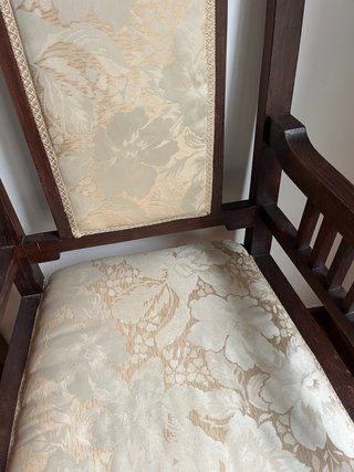 Silla de madera y tela decorativa