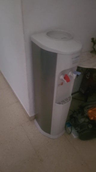 Dispensador de agua seminuevo+ bidon de 20 L