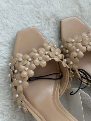 Sandalias tacón Zara flores beige