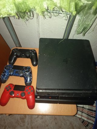 2Consola PlayStation 4 con 3 mandos