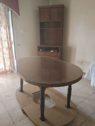 Mesa de comedor ovalada y aparador