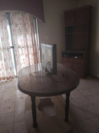 Mesa de comedor ovalada y aparador