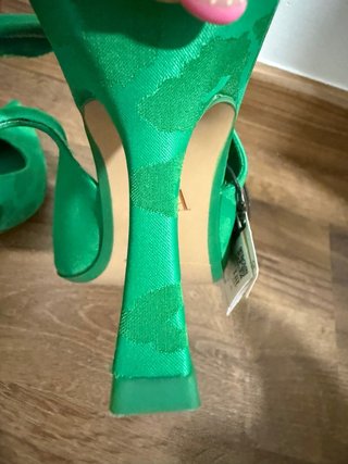 Zapatos destalonados verde animal print Zara