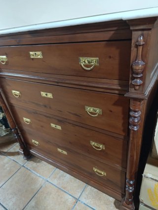 Cómoda antigua de madera y mármol