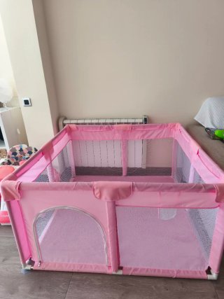 Parque infantil rosa con alfombra