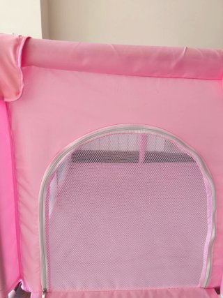 Parque infantil rosa con alfombra