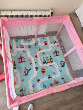 Parque infantil rosa con alfombra