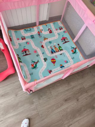 Parque infantil rosa con alfombra