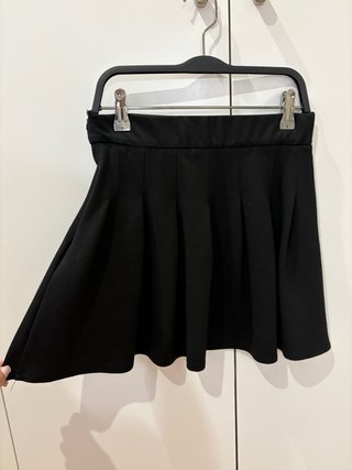 Falda negra plisada