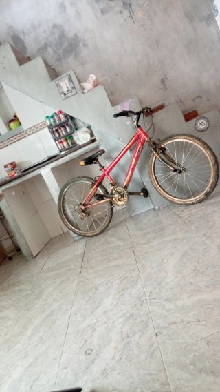 Bicicleta roja en condiciones aceptables