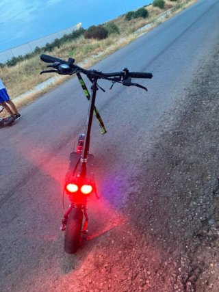Patinete Eléctrico Deportivo con Luces LED