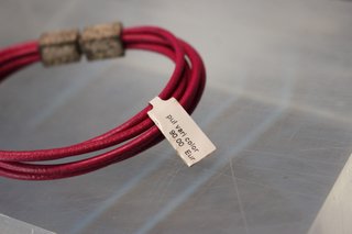 Pulsera de metal y cuero rosa. Brazalete.